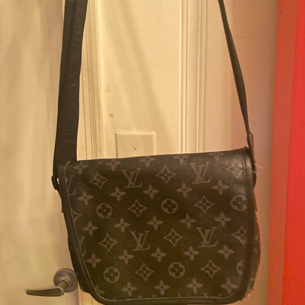 Small cross body bag with flaws
